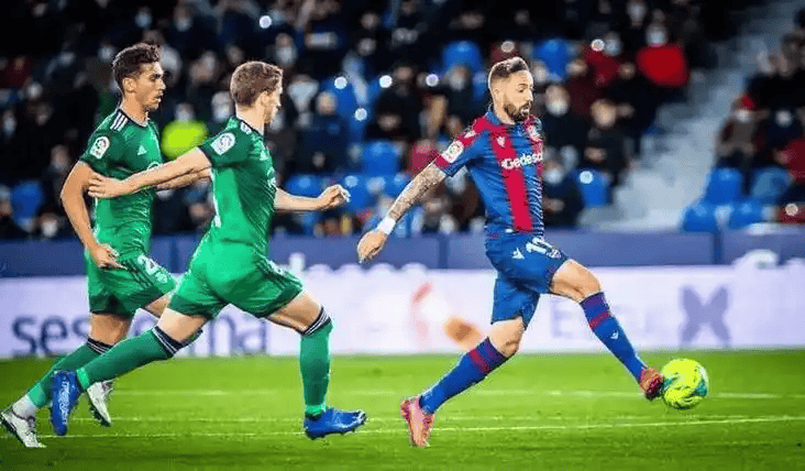 意甲保级生死战！都灵VS莱切：伤病潮下的困兽斗，比分进球数前瞻